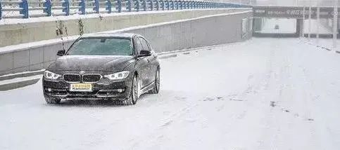 雪天步行防滑防摔防砸技巧_出行提示_雪天出行安全注意事项