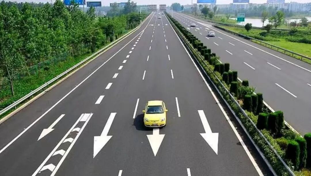 出行提示_紧闭车门防风沙_大风天气安全驾车