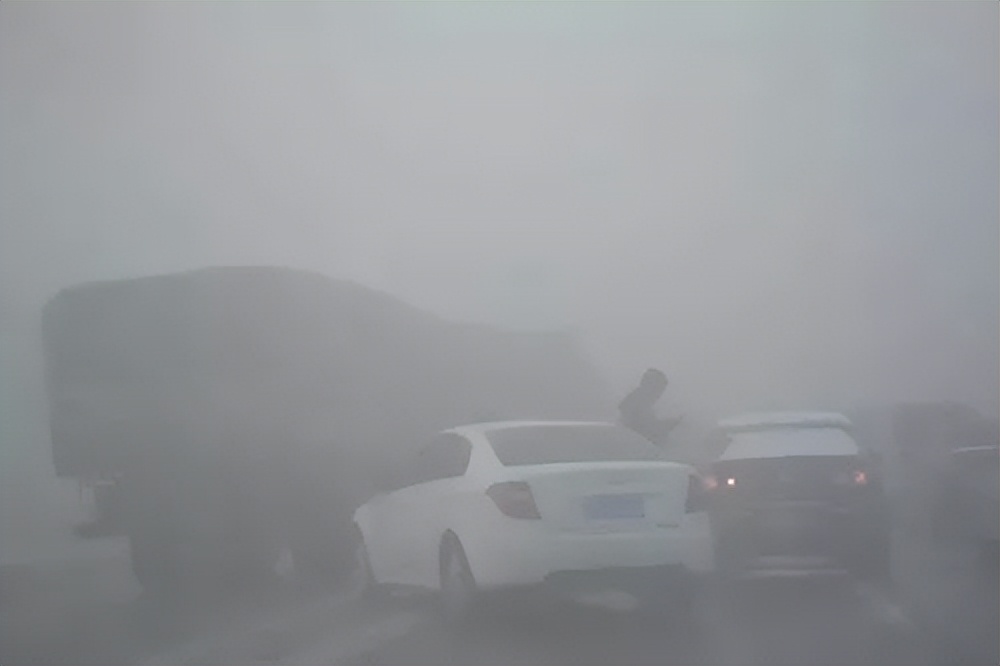 出行提示_秋冬交通安全指南_路面湿滑黏腻能见度骤降