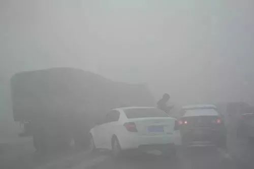 秋冬交通安全指南_出行提示_路面湿滑黏腻能见度骤降