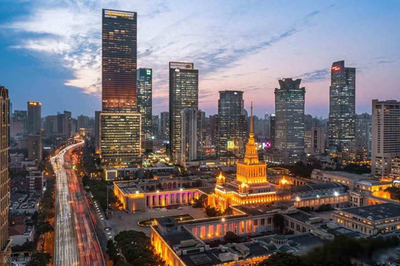 交警帮助老人绕行_限行_上海限行外地车政策