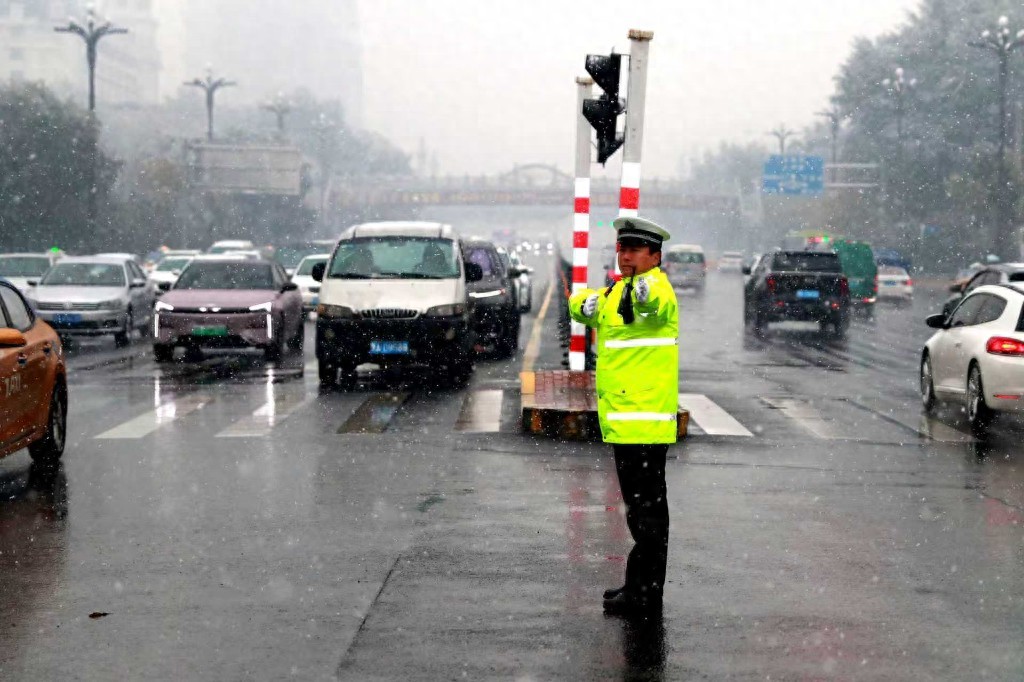 哈尔滨交警雨雪天气出行指南_雨雪天气哈尔滨交通安全提示_出行提示