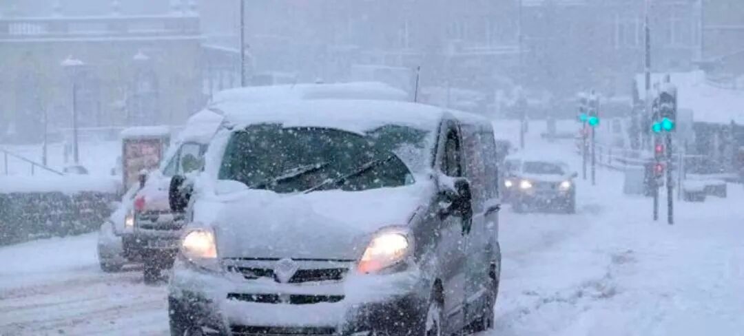 驾车出行清理车辆积雪检查车灯刹车轮胎_出行提示_驾驶过程中控制车速保持车距使用灯光谨慎转弯避免超车
