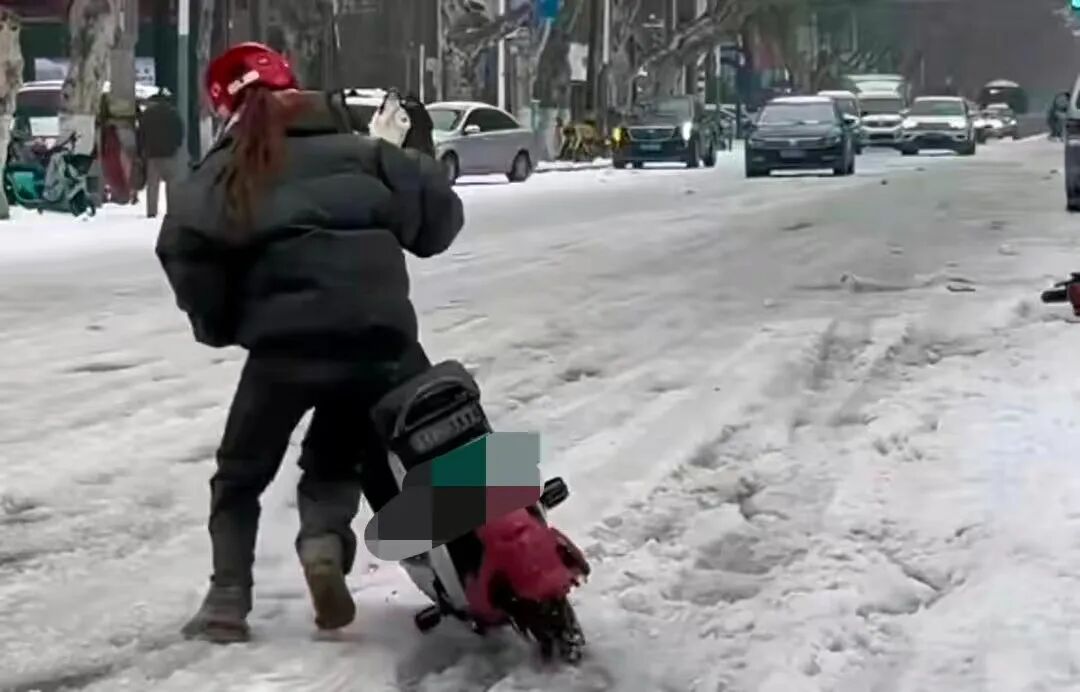 雪地驾驶技巧与安全_雪天驾车出行准备_出行提示