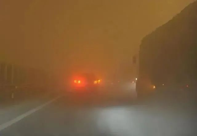 出行提示_冬季货车出行安全准备_冬季重型货车驾驶安全注意事项