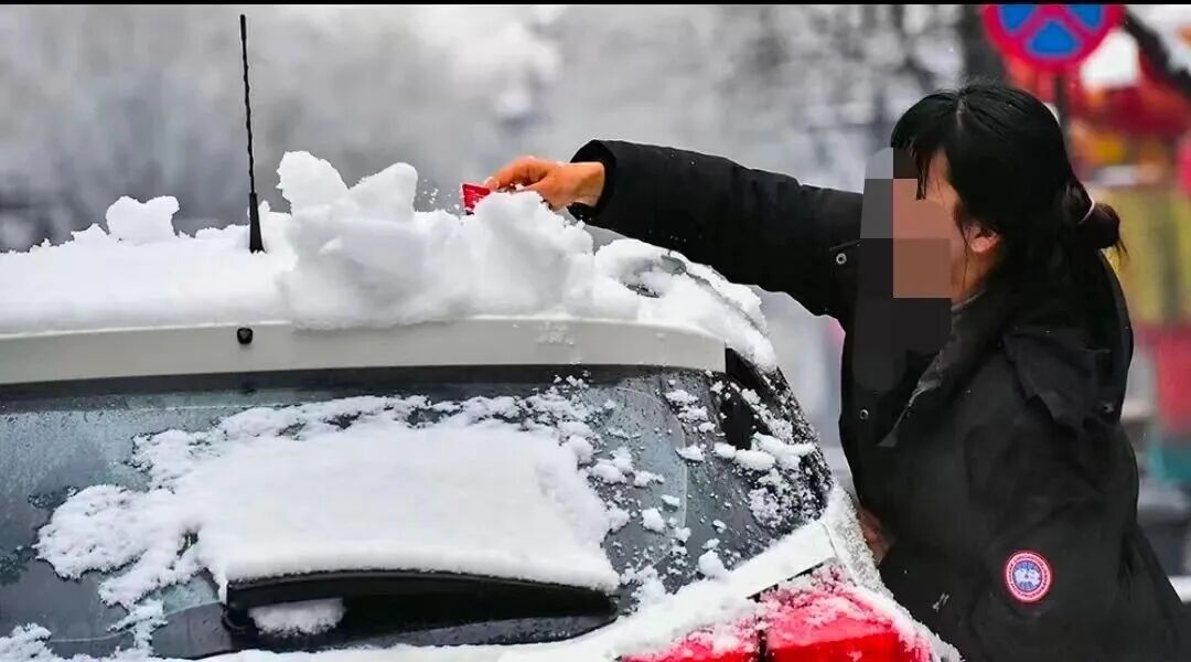 驾车出行清理车辆积雪检查车灯刹车轮胎_驾驶过程中控制车速保持车距使用灯光谨慎转弯_出行提示