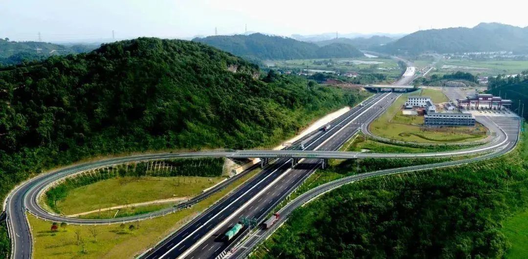 出行提示_2025年清明节高速免费出行攻略_清明节期间高速公路车流量统计