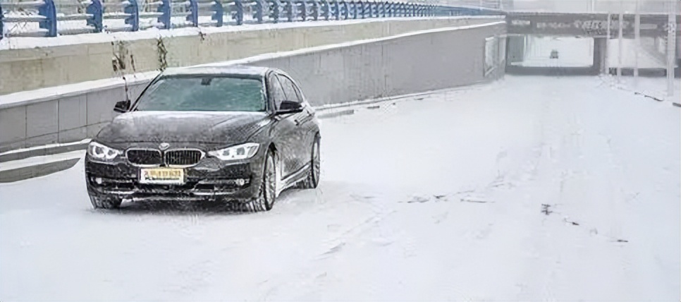 出行提示_雪天出行安全注意事项_雪天步行防滑防摔防砸攻略