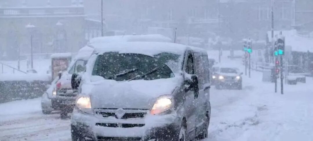 驾车出行清理车辆积雪检查车灯刹车轮胎_出行提示_驾驶过程中控制车速保持车距使用灯光谨慎转弯避免超车