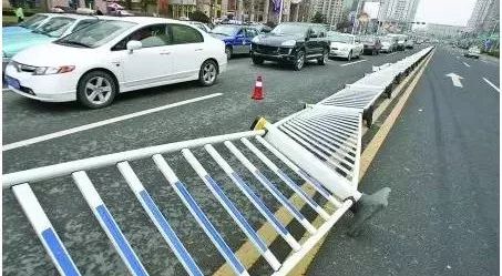 出行提示_大风天气行车安全注意事项_大风天气车辆行驶技巧