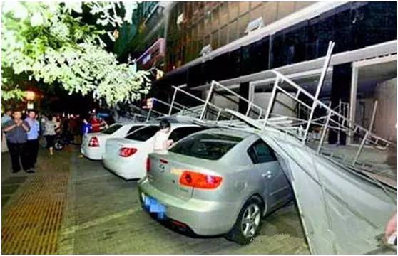 出行提示_大风天气行车安全注意事项_大风天气车辆行驶技巧