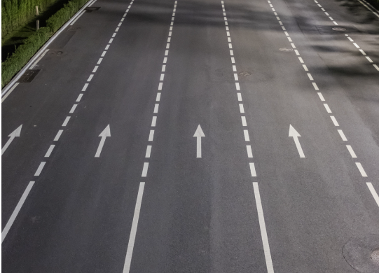 紧闭车门防风沙_出行提示_大风天气安全驾车