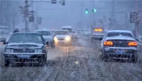 降雪天气开车注意事项_雪地行车安全技巧_出行提示