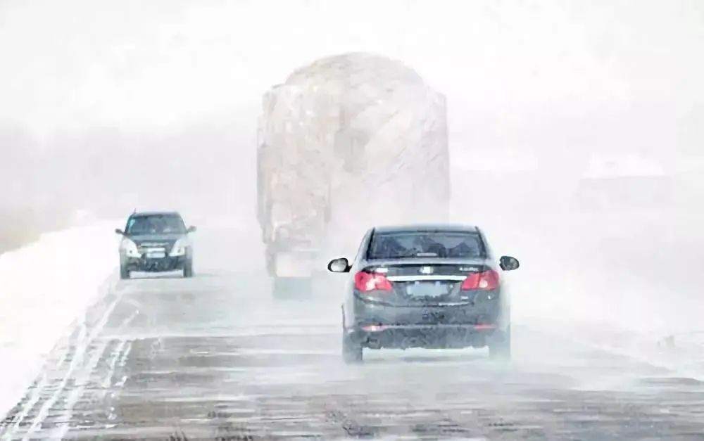 雪地行车安全技巧_出行提示_降雪天气开车注意事项