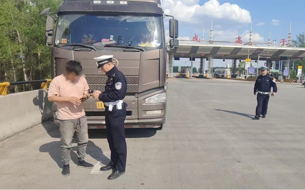 禁行_哈尔滨交警夏防行动_大货车超限超载整治