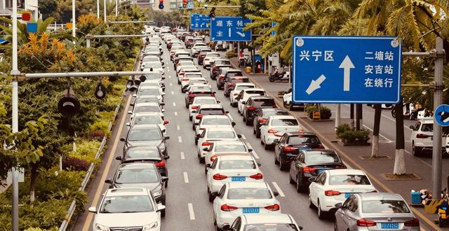 文明礼让_出行提示_南宁各进出城方向车流增多