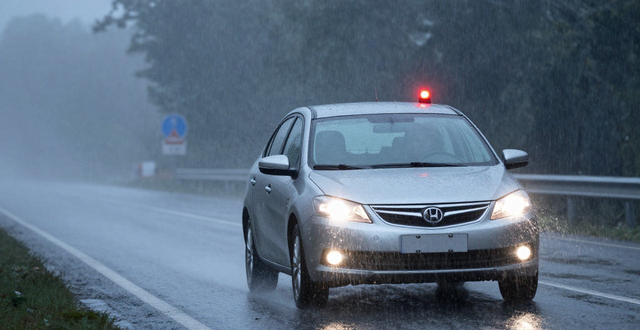雨雾天气路湿滑视线不清_出行提示_雨雾天气出行安全提示
